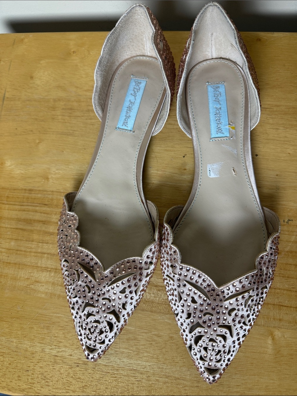 Betsey Johnson Flats Women 9.5 Blush Pink Studded Laser Cut Lucy Flats point toe